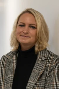 Chantale Jungnitsch, Rechtsanwaltsfachangestellte, lächelt in einem professionellen Portrait vor einem hellen Hintergrund.