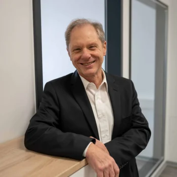 Friedrich Bosch, Diplom-Finanzwirt (FH), Steuerberater und Partner, steht lächelnd an einem Schreibtisch in einem modernen Büro.